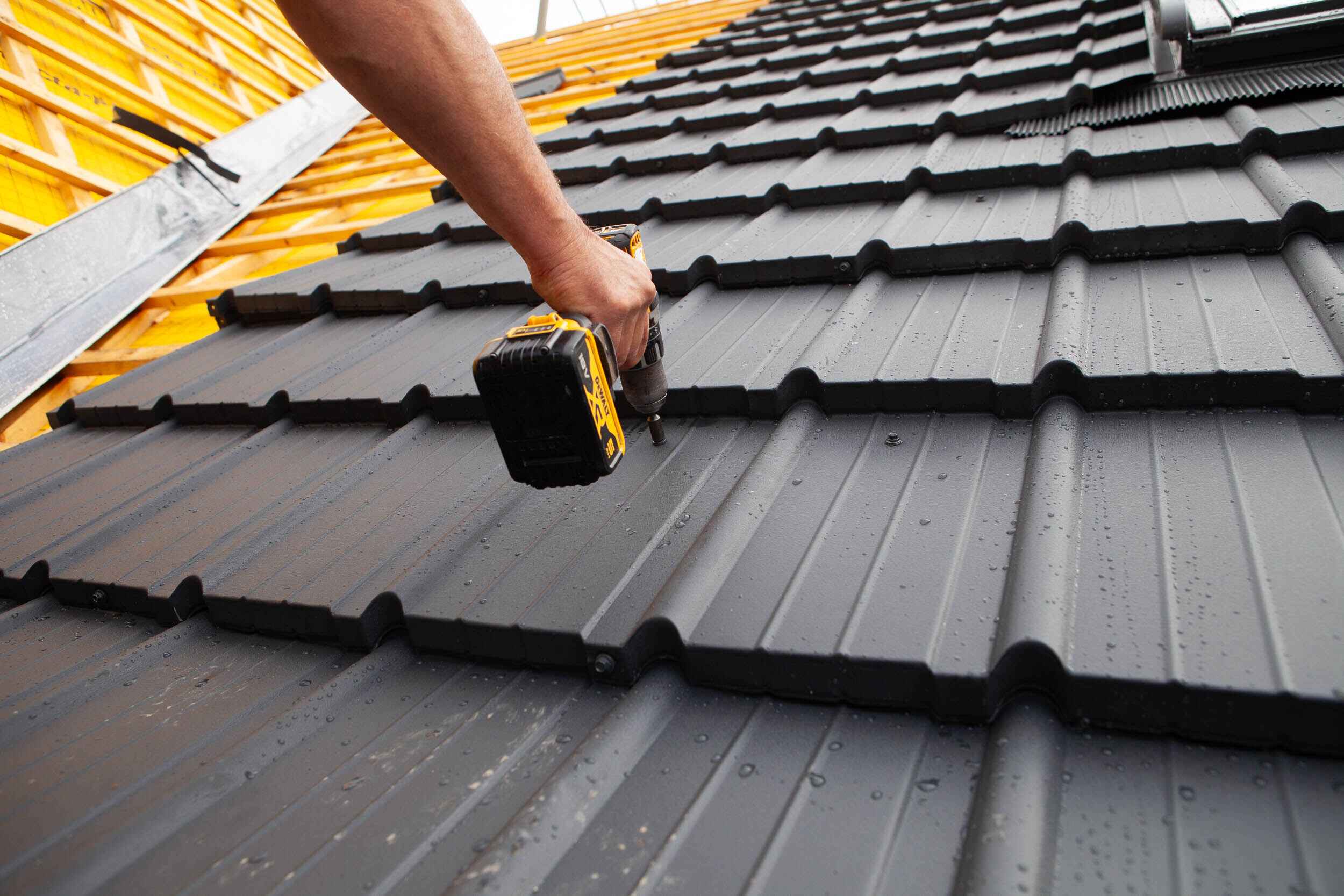 Dachmodul wird mit einer Schraube an die Holzlattung befestigt