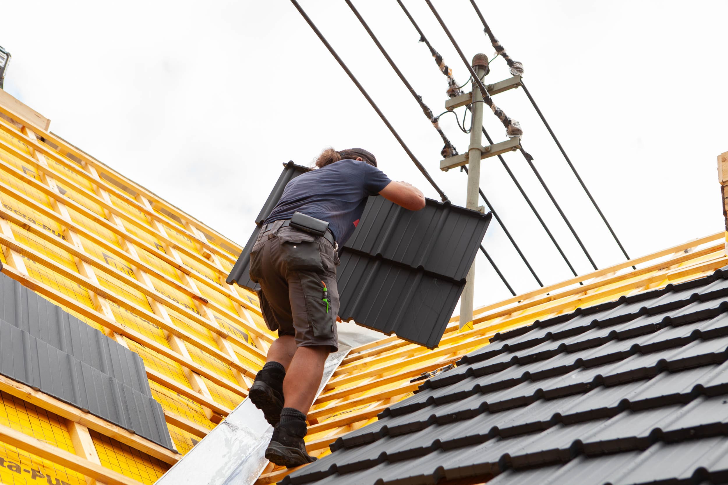 Montage der modularen Metalldächer