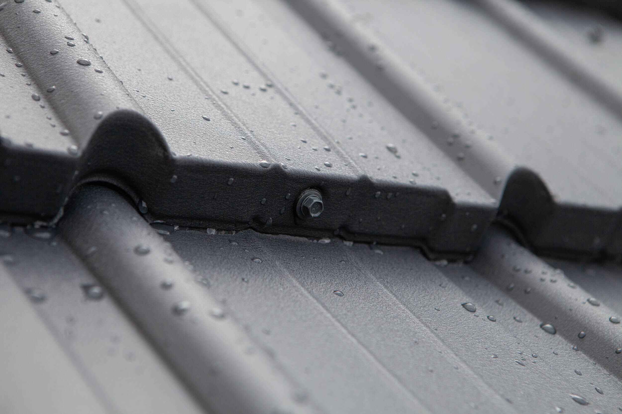 Befestigung eines Dachmoduls in ein anderes Dachmodul