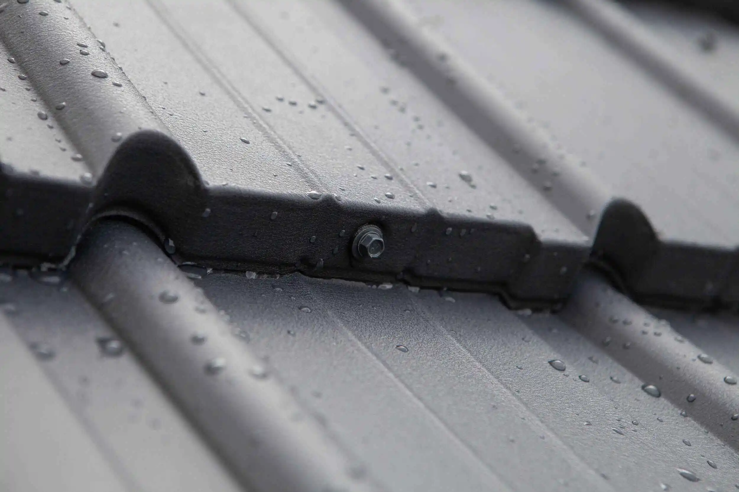 Befestigung eines Dachmoduls in ein anderes Dachmodul