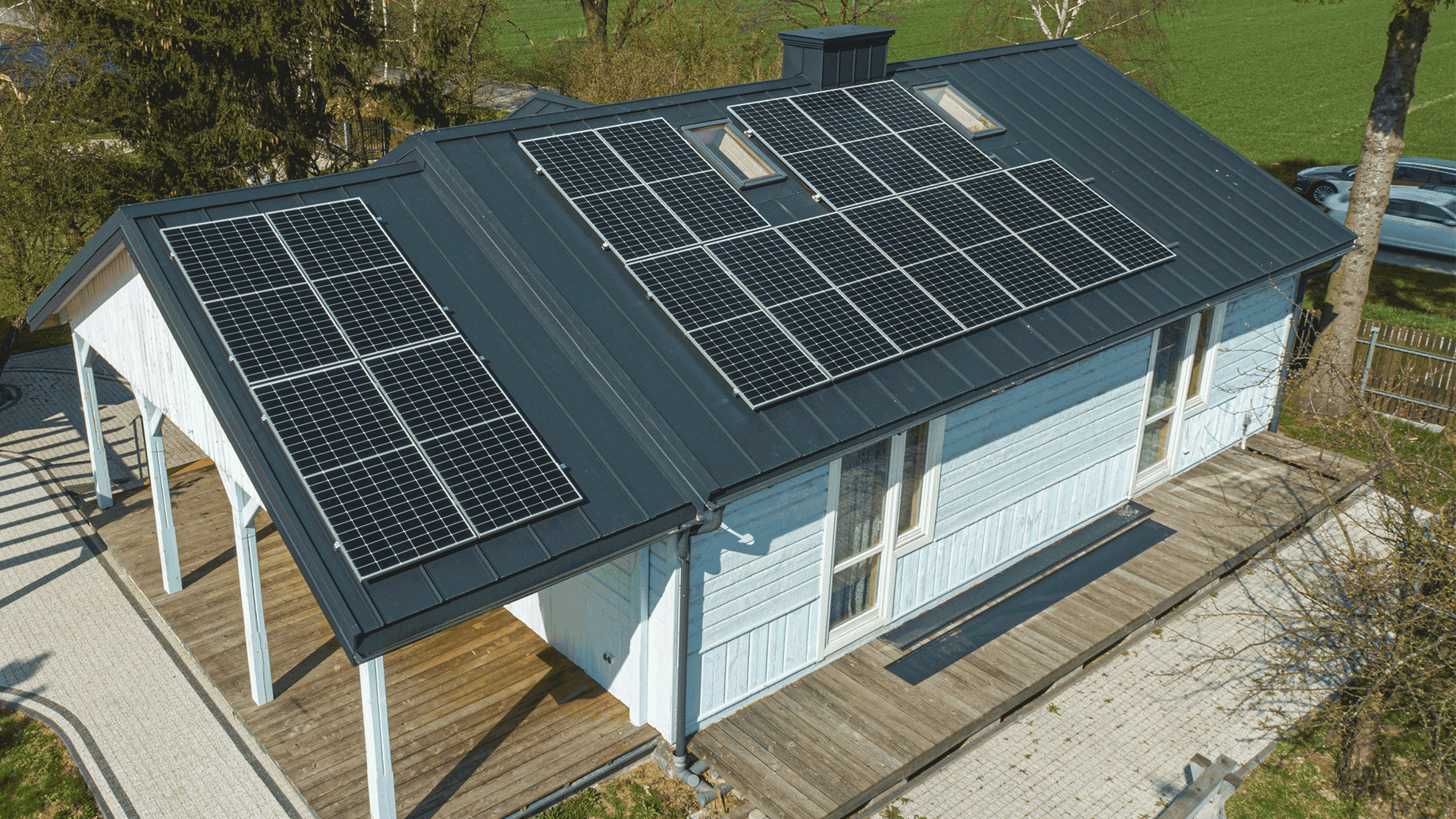 Haus mit PV-Anlage auf Dach