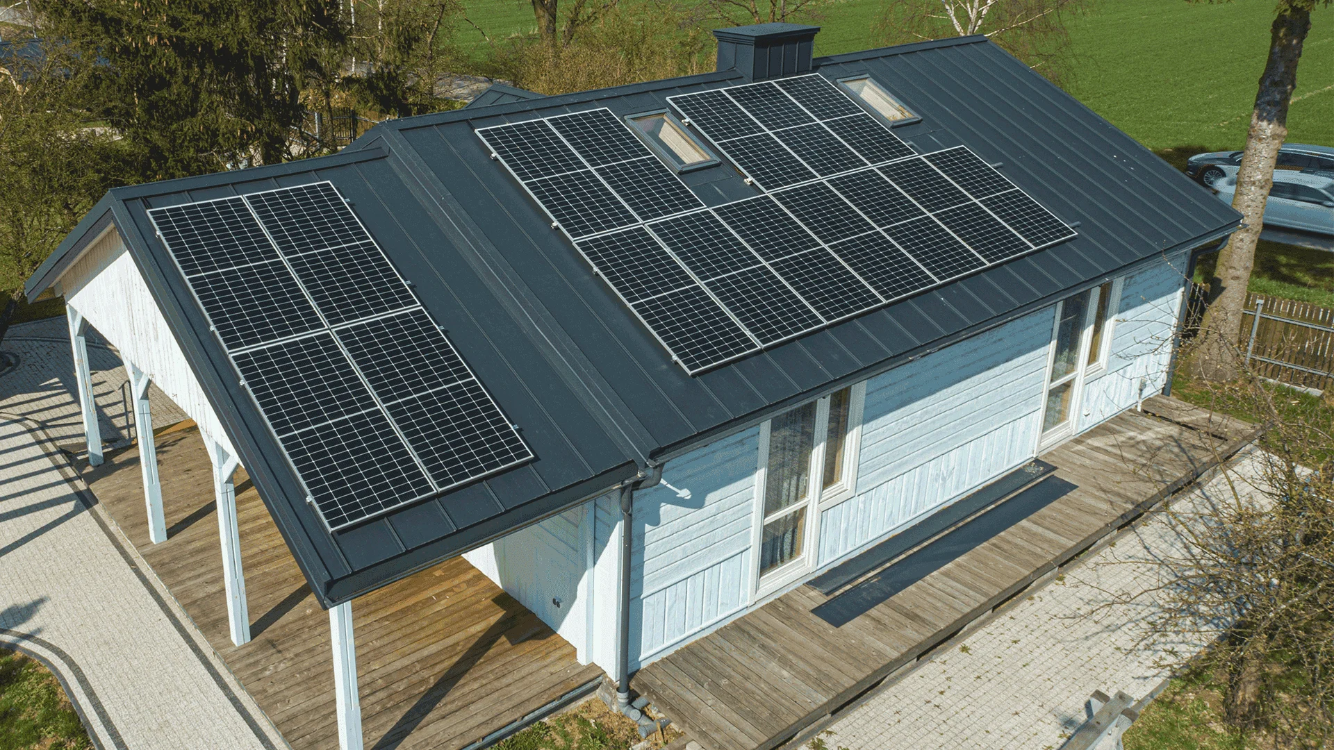 Haus mit PV-Anlage auf Dach