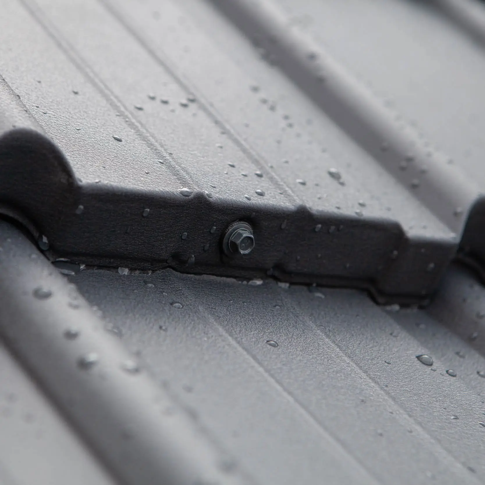 Befestigung eines Dachmoduls an ein anderes Dachmodul