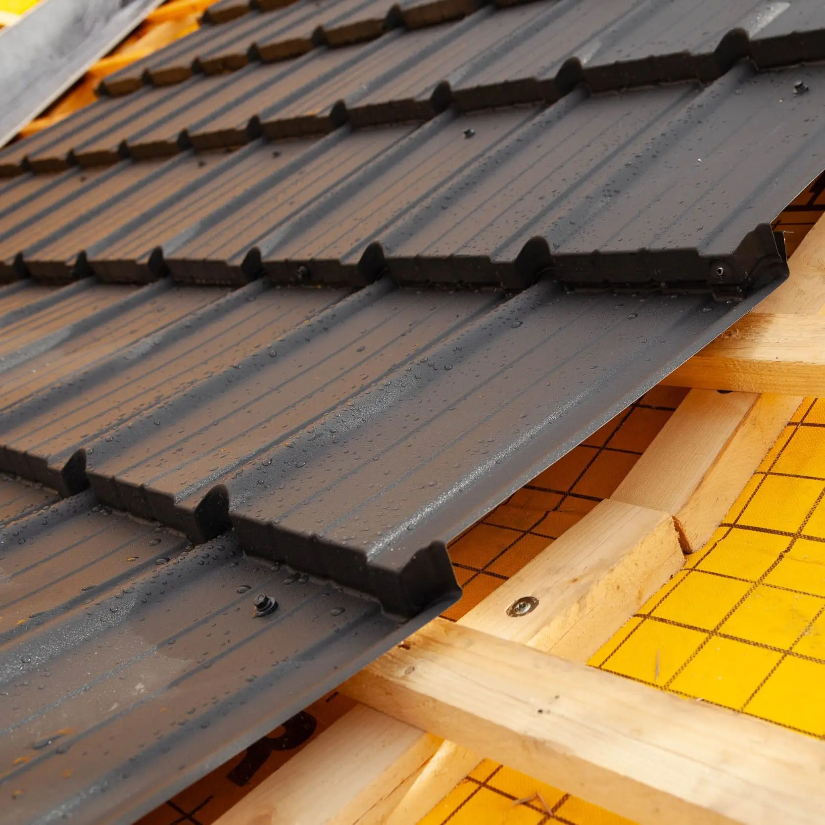 Übereinanderlappen der modularen Metalldächer