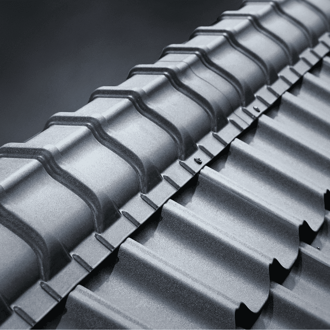 Gerade Firstziegel auf einem Dach