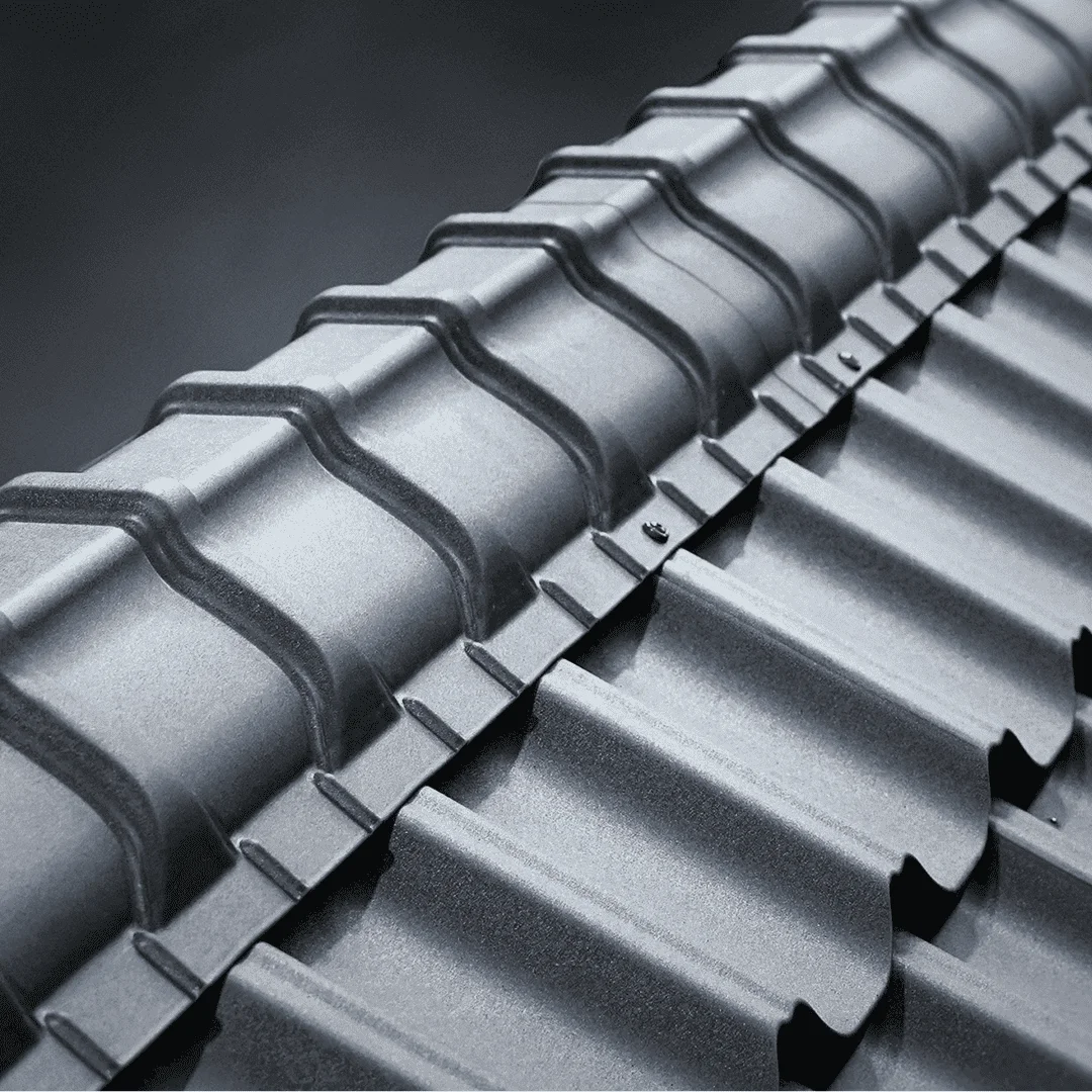 Gerade Firstziegel auf einem Dach